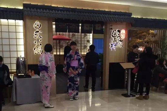 火鍋店關(guān)門潮之際，這家店憑啥開業(yè)就排隊？