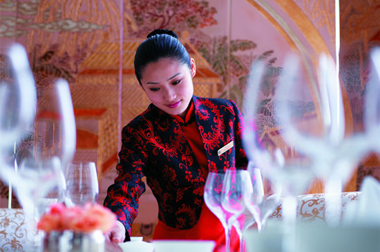 去一家餐廳用餐，你遇到過(guò)哪些尷尬的服務(wù)？|餐飲界