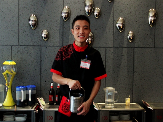 10分鐘就能學(xué)會(huì)海底撈服務(wù)，不信進(jìn)來(lái)看看|餐飲界