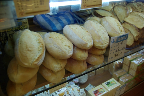 憂心餐廳倒閉，顧客用充值卡買(mǎi)一堆面包
