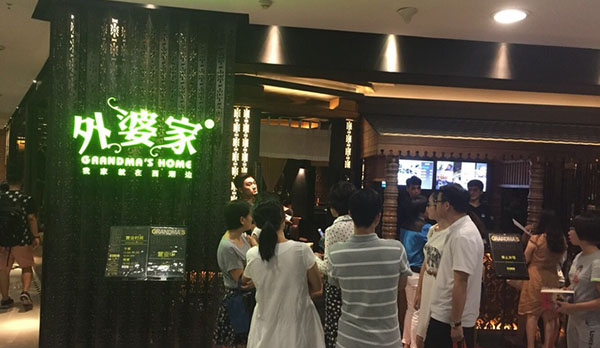 快來看啊！奶奶和外婆打起來了！
