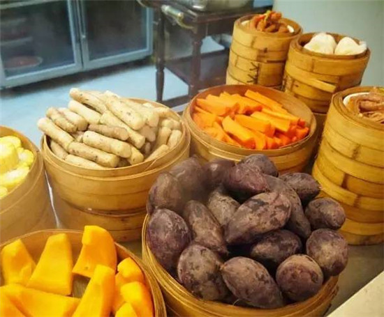 你覺得不上檔次的那些餐飲，卻為何頻頻能夠引爆市場？