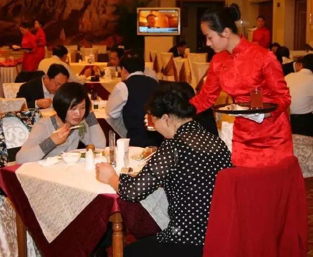 餐廳生意不好，老板竟然吃客人的剩菜……（看完沉默了?。?></a>
          <div> <a href=