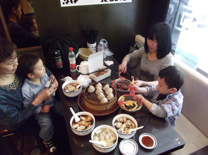 餛飩店20年都辦不下證，總理推動“放管服”有望結(jié)束這種荒誕