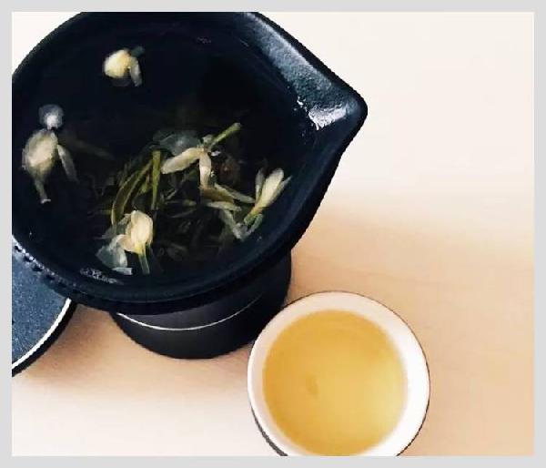 無印良品開了一家咖啡館，但主角是一款“性冷淡”的茶？|餐飲界