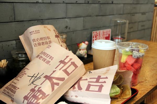 風(fēng)口上的同類，為何黃太吉關(guān)店過半，西少爺年入1億？|餐飲界