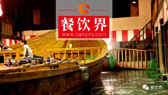 城會玩！這家火爆日本的居酒屋，竟然可以一邊釣魚一邊吃生魚片！