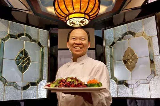 不懂英語！湖北農(nóng)村娃逆襲成美十家餐廳老板，被美國人封為功夫廚神！
