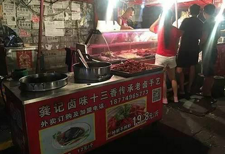 一天2000元銷售額，小龍蝦小推車模式有前景嗎？（上）