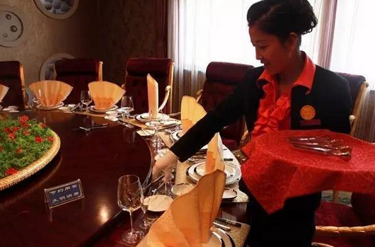 餐廳的老員工不服管，應(yīng)該怎么辦？|餐飲界