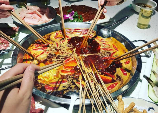 敢去紐約時(shí)代廣場(chǎng)秀肌肉，這個(gè)四川火鍋憑什么？