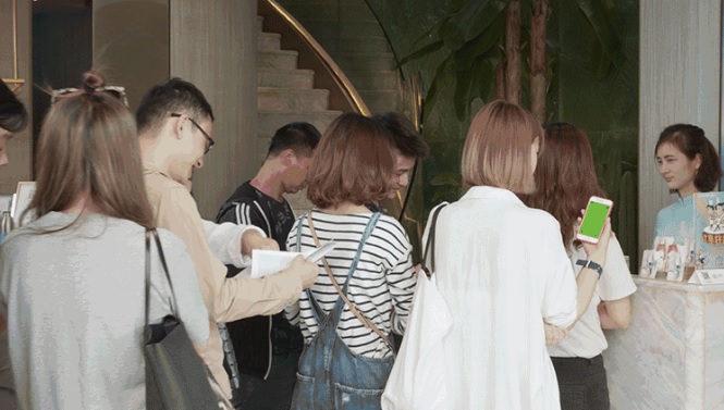 最新人氣店探秘，究竟是什么讓這幫90后吃貨排隊3小時也要等？