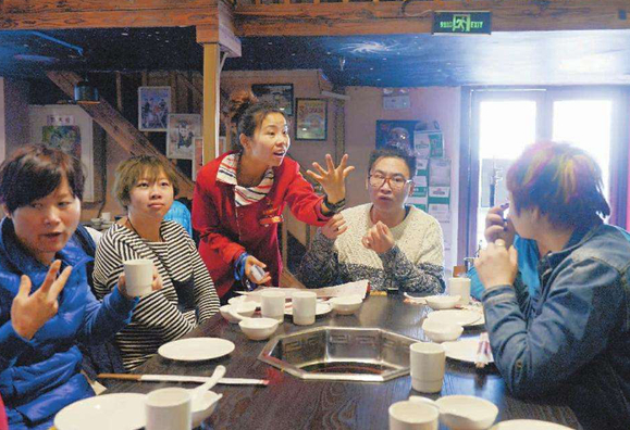 麗江一餐廳21名員工14名是聾啞人，點菜用iPad打手語