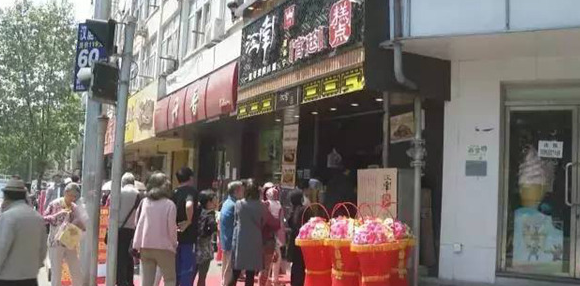 倆老太造謠新開店的蛋糕肉松是棉花做的，被拘留5天