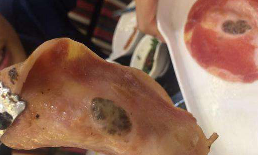 顧客在?？趷凵锌筒蛷d吃到“惡心”烤肉？商家回應：是積血肉