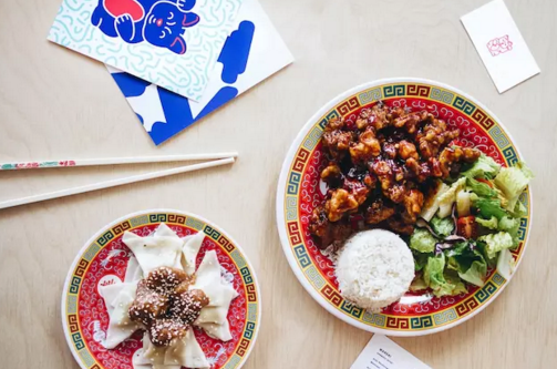 加拿大這間亞洲簡(jiǎn)餐店，設(shè)計(jì)靈感來(lái)自招財(cái)貓