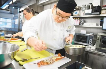 澳門(mén)課堂老外學(xué)廚藝 中西餐飲文化令人著迷