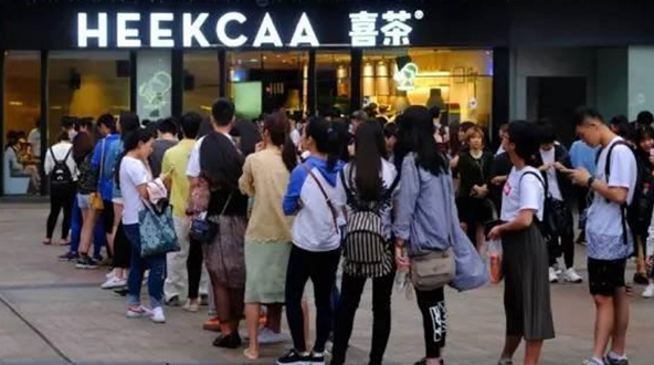 中產(chǎn)階層的污名化：為什么買喜茶、喝星巴克會被嘲笑？