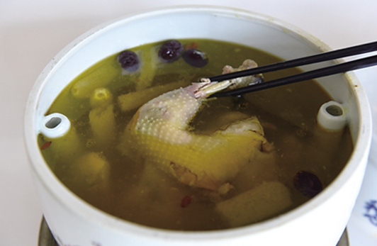 從放棄“鐵飯碗”到創(chuàng)辦餐飲企業(yè) 這道百年“雞湯”能否溫潤(rùn)你的心靈？