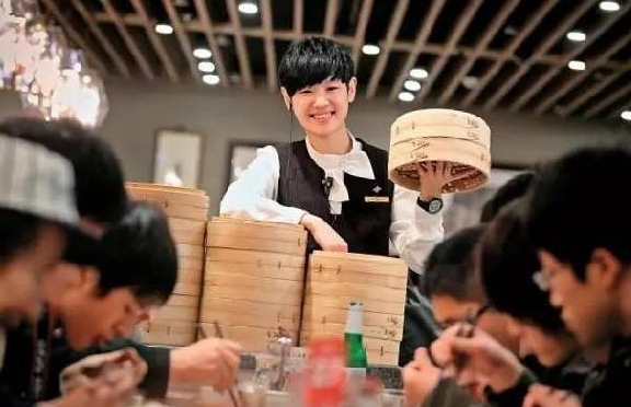 鼎泰豐員工忠誠度高、服務水平強的秘密原因是？