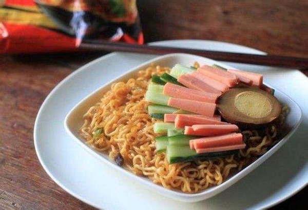 被外賣“打敗”的不只方便面，還有好搭檔火腿腸|餐飲界