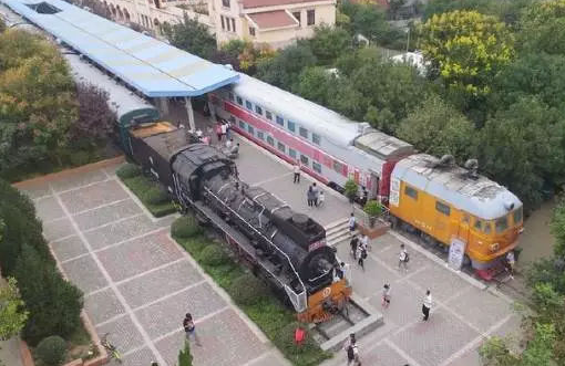 在火車上開美食街，一列車廂一個(gè)門店，租客瘋搶，人氣爆棚