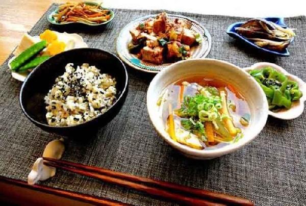 大肆擴(kuò)張的日料比艱難前行的中餐，到底好在哪？|餐飲界
