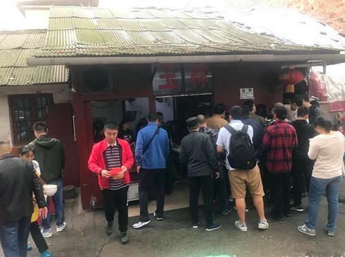 這家開(kāi)了35年的老長(zhǎng)沙米粉店，6塊錢一碗，6點(diǎn)就開(kāi)始排隊(duì)了|餐飲界