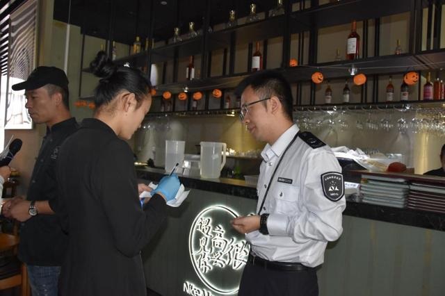 韓寒在深圳的餐廳再被查，后廚餐具堆地上降C！