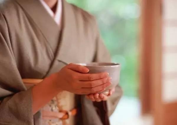 這家餐企用了4個(gè)“找死”的經(jīng)營方法，卻成為行業(yè)老大|餐飲界