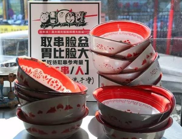 “流氓”餐廳靠6毛錢串串，日流水近4萬