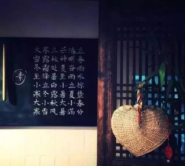 這家不足10平米的小店，只有一張桌子，無肉無酒，卻治愈了無數(shù)的過客