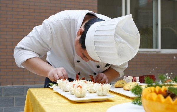 餐飲服務(wù)升級(jí)正當(dāng)時(shí)，服務(wù)模型、員工管理模式的正確打開方式是？