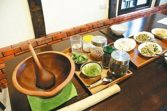 自學(xué)成才的成都老大叔，賣又貴又囂張的一碗面為啥還是生意比你好？
