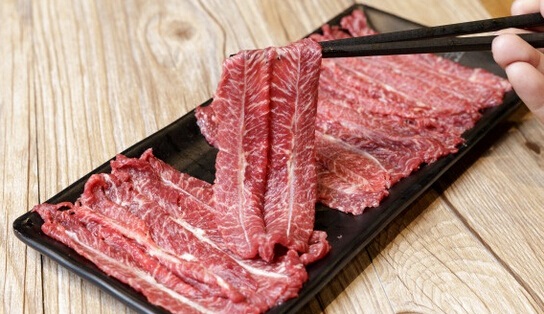 這個(gè)城市400多家潮汕牛肉火鍋，今冬只剩下101家，原來被串串香給頂了