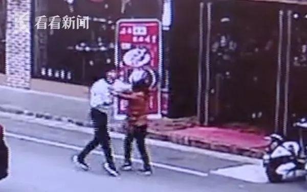 餐廳女員工遲到1分鐘被辭退，還被負責人猛踹、狠扇耳光