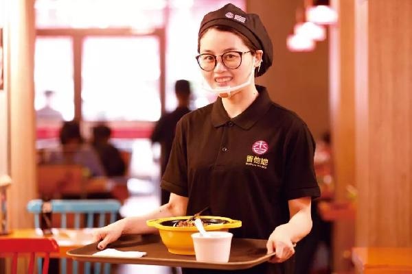 沒有廚師，無人點餐！他4年開出300多家店，日銷高達10萬碗！