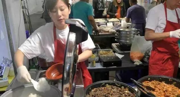 中國蓋澆飯?jiān)谟鹆?，每天幾百份不夠賣