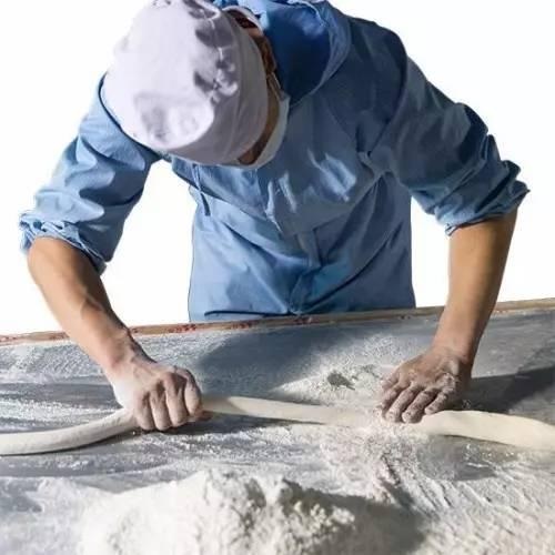 發(fā)獎金，給廚師配保姆留住員工？但論留人還是海底撈牛