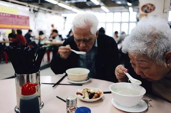 老順德人開的粥店，不僅在香港站穩(wěn)腳跟，還得到了周潤發(fā)的喜歡