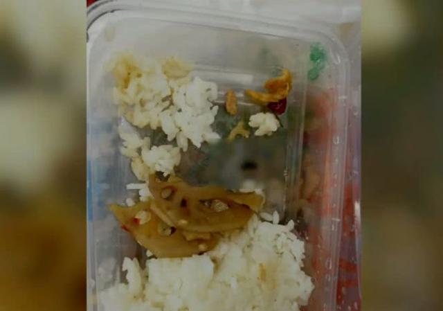 外賣里現(xiàn)老鼠屎，餐廳退款卻不承認(rèn)飯菜里會有老鼠屎