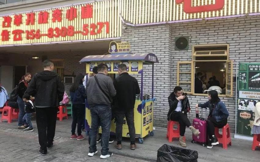 門口擺個小攤，竟是餐廳增加營收的利器？