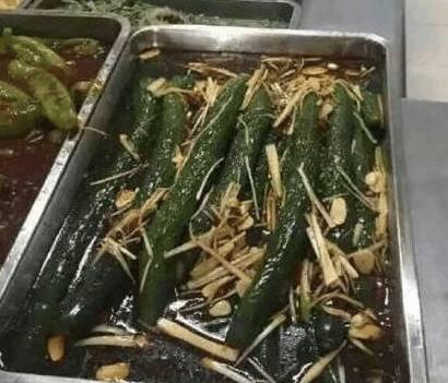 食堂大媽又出新菜啦！綠雞腿炒火龍果靠邊站，這才是黑暗料理！