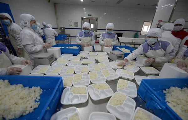 難得一見高鐵盒飯內部制作過程，六百斤一鍋燒，醬油調料論瓶倒
