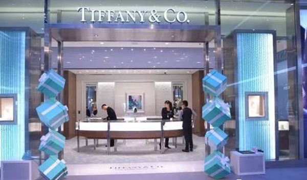 從時尚到過時，Tiffany藍是這樣一步步被餐飲人用廢的！