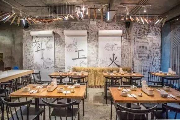 “網(wǎng)紅”茶飲店后廚臟亂差，網(wǎng)紅：這個(gè)鍋我們不背！