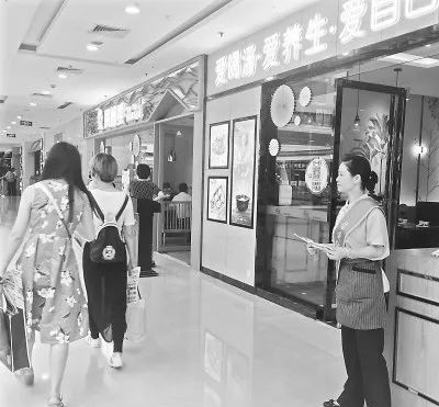 這就是餐飲的未來嗎？年輕人當(dāng)老板，大媽大嬸當(dāng)服務(wù)員