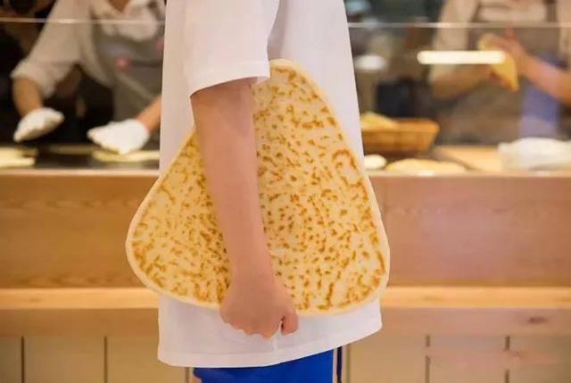 不斷“試錯”的西貝，這次開了家“三角肉夾饃+咖啡”的餐廳……