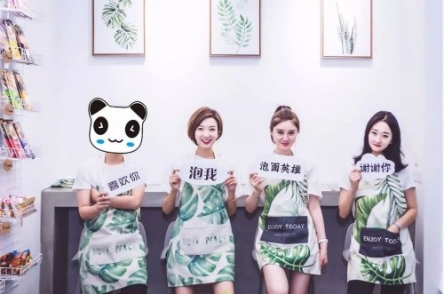 90后美女網(wǎng)紅開“泡面英雄”餐廳，日入3萬走紅網(wǎng)絡(luò)