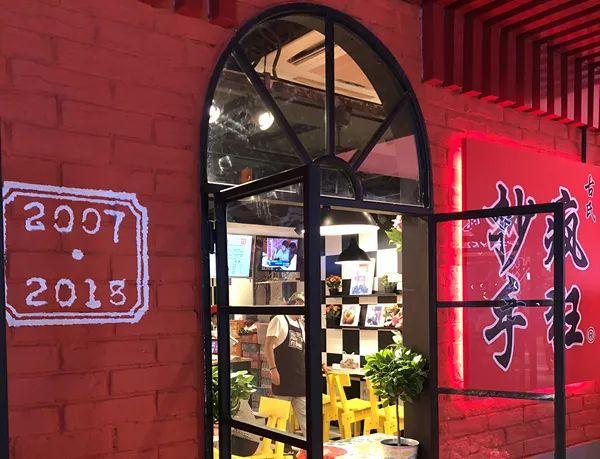 不到20種產(chǎn)品，8個(gè)餐位，日銷過(guò)萬(wàn)。TA是最早的“網(wǎng)紅”！